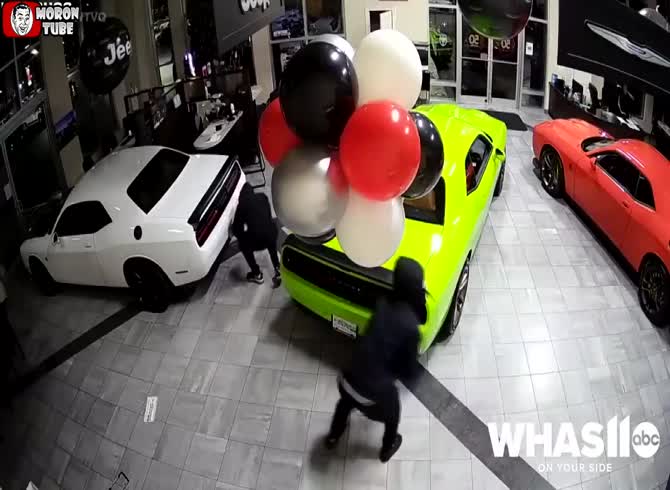 Video :In forty-five seconds, they steal six brand-new Dodge Hellcats!